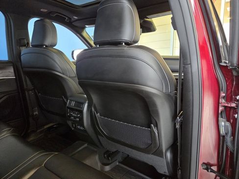 Used 2024 Jeep Grand Cherokee Limited w/ Luxury Tech Group II image 24