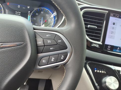 Used 2023 Chrysler Pacifica Touring-L FWD image 12