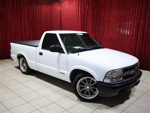 Used 2002 Chevrolet S10 Pickup 2WD Regular Cab image 2