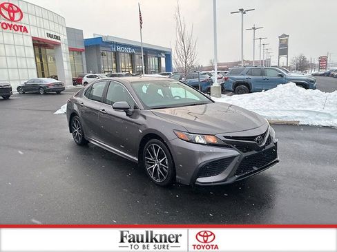 Used 2024 Toyota Camry SE image 2