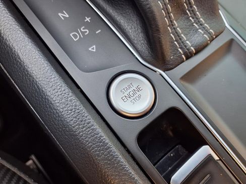 Used 2021 Volkswagen Atlas Cross Sport SE w/ Panoramic Sunroof Package image 7