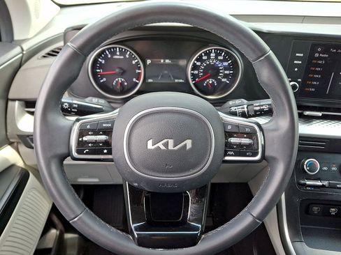 Used 2024 Kia Carnival LX FWD image 16