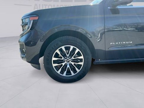 Used 2025 Ford Expedition Platinum image 9