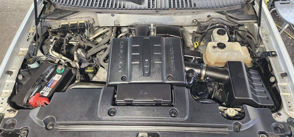 Used 2010 Lincoln Navigator L 4WD image 18