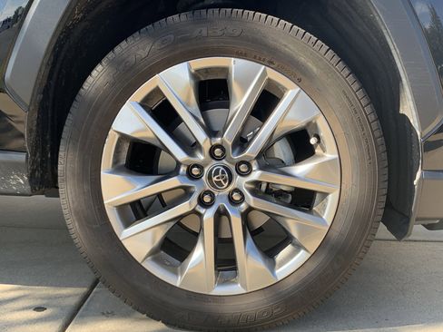 Used 2020 Toyota RAV4 Limited image 13