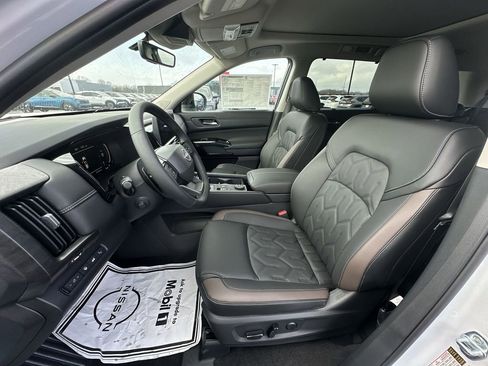 New 2026 Nissan Pathfinder Platinum image 11