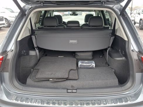 Used 2023 Volkswagen Tiguan SE w/ Panoramic Sunroof Package image 18