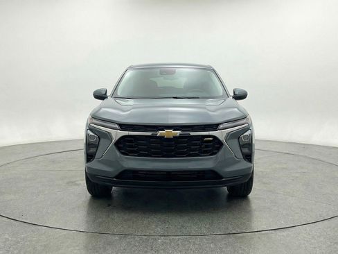Used 2025 Chevrolet Trax LT w/ LT Convenience Package FWD image 2