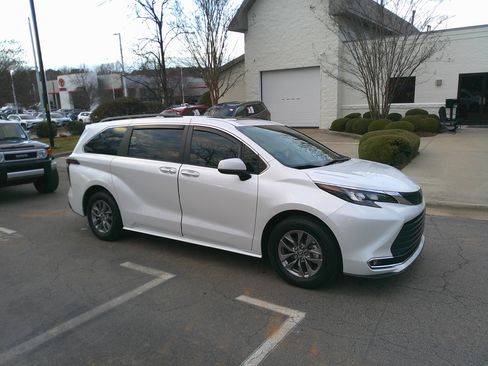 Used 2024 Toyota Sienna XLE image 14