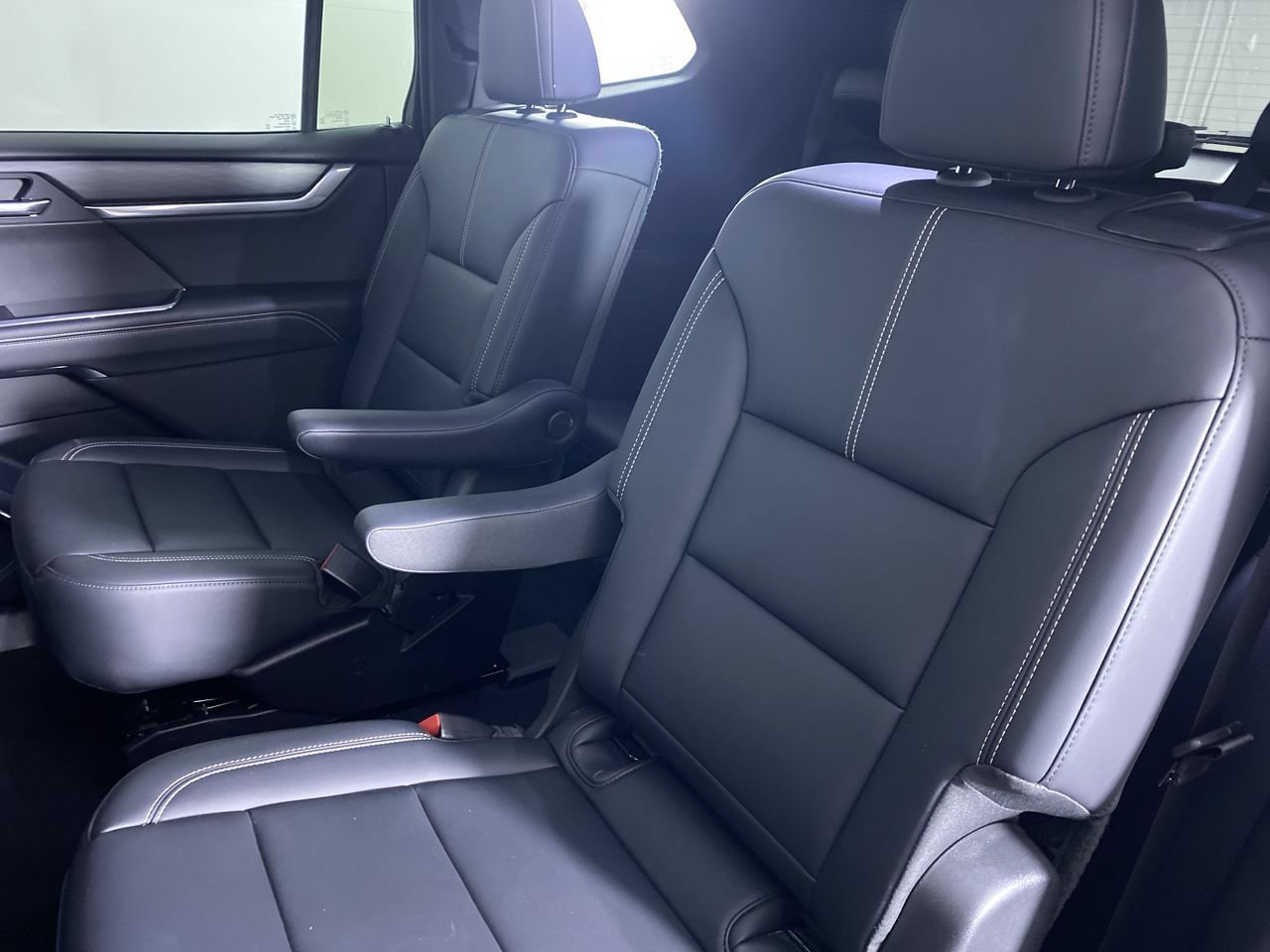 Certified 2026 GMC Acadia Elevation w/ Elevation Premium Package FWD image 14