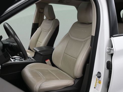 Used 2020 Ford Explorer Platinum w/ Premium Technology Package AWD/4WD image 23