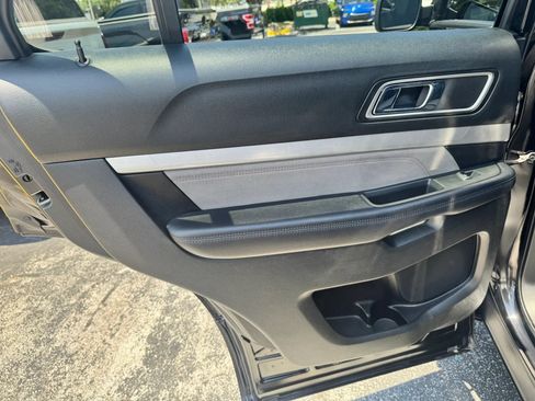 Used 2017 Ford Explorer XLT w/ Equipment Group 202A FWD image 33