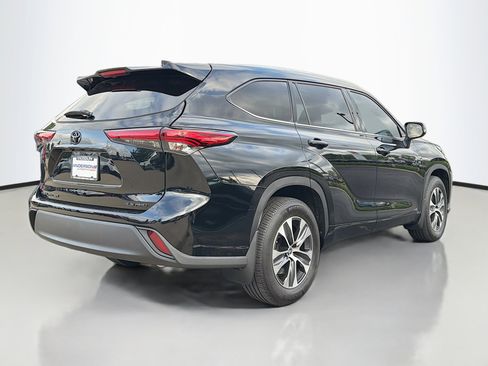 Used 2022 Toyota Highlander XLE AWD/4WD image 2