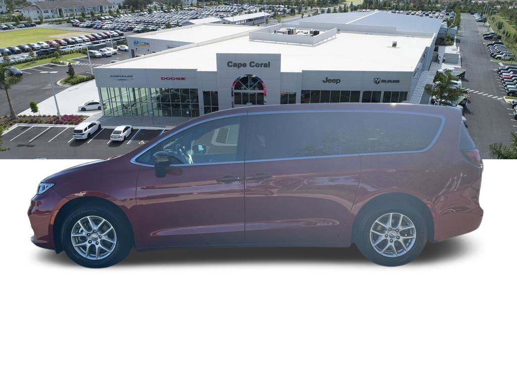 Used 2025 Chrysler Pacifica Select FWD image 6