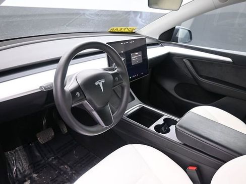 Used 2023 Tesla Model Y Long Range image 21