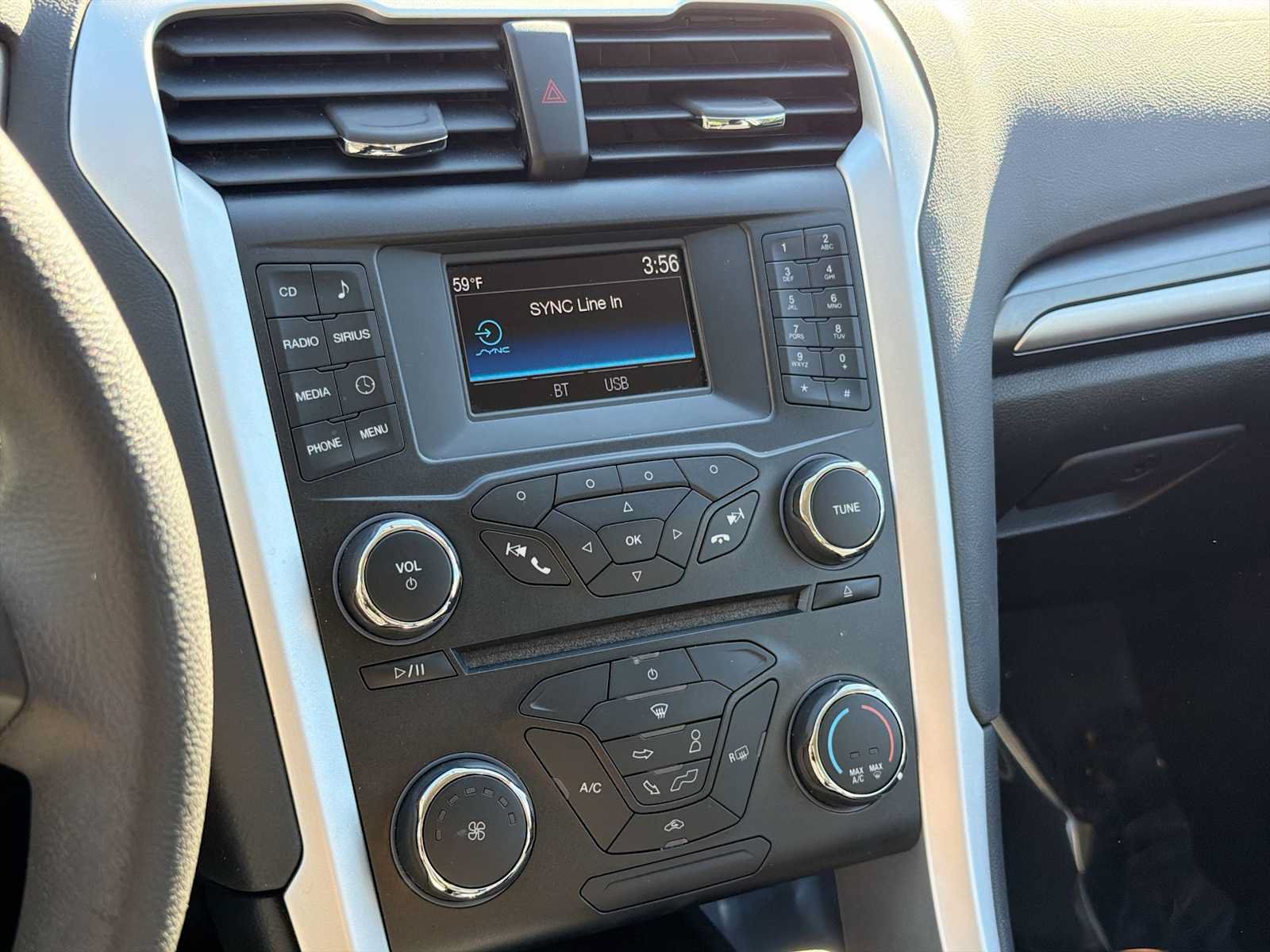 Used 2015 Ford Fusion SE FWD image 22