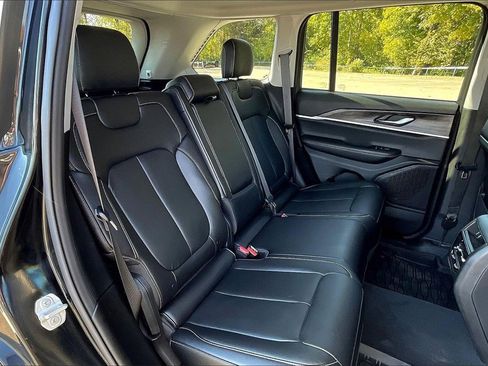 Used 2023 Jeep Grand Cherokee Limited w/ Black Appearance Package image 27