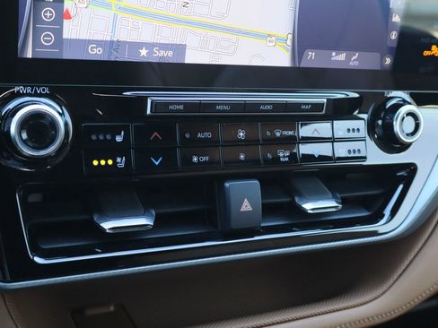 Used 2022 Toyota Highlander Platinum image 16