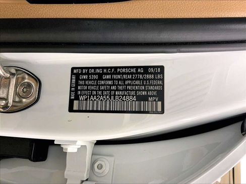 Certified 2018 Porsche Macan AWD/4WD image 36