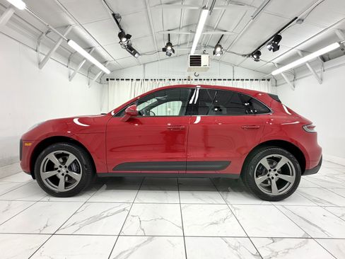 Certified 2024 Porsche Macan image 3