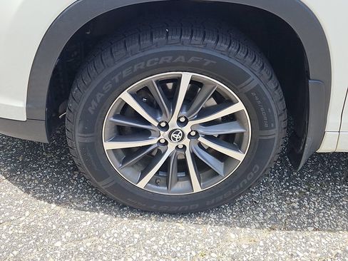 Used 2018 Toyota Highlander XLE AWD/4WD image 11