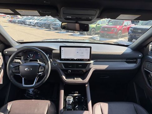 Certified 2025 Ford Explorer Platinum w/ Ultimate Package image 24