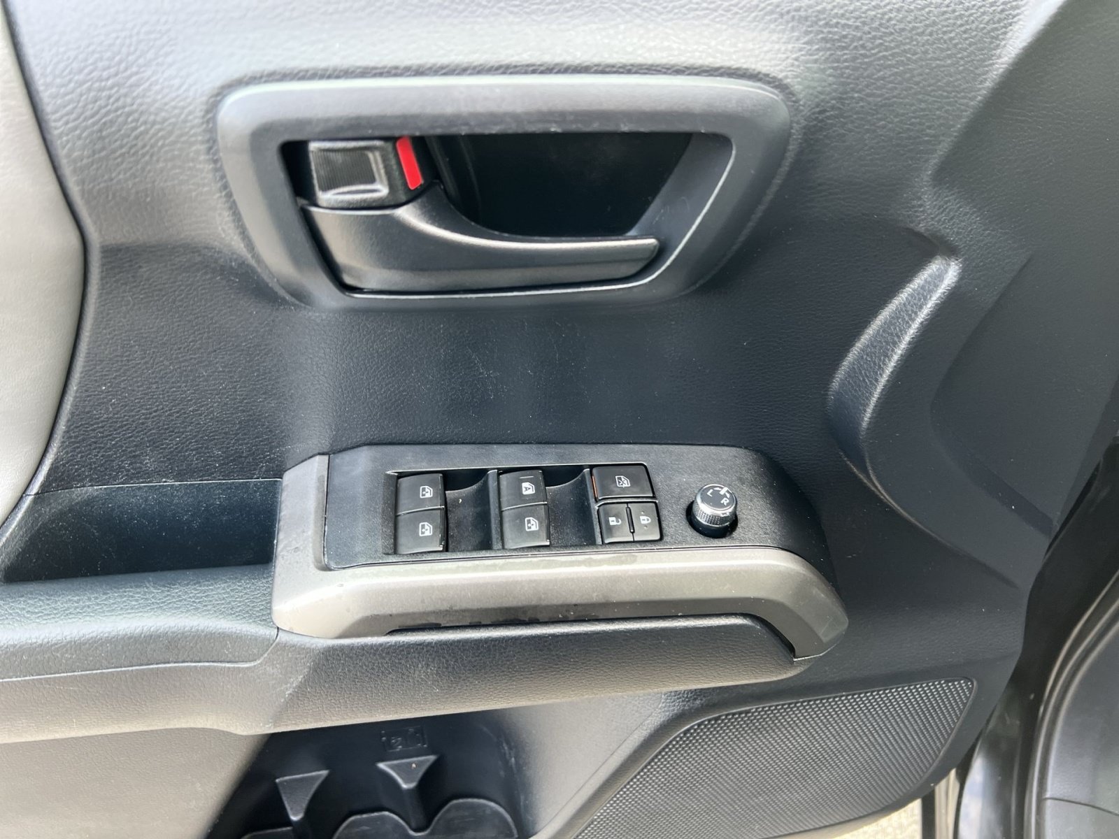 Used 2018 Toyota Tacoma SR5 AWD/4WD image 14