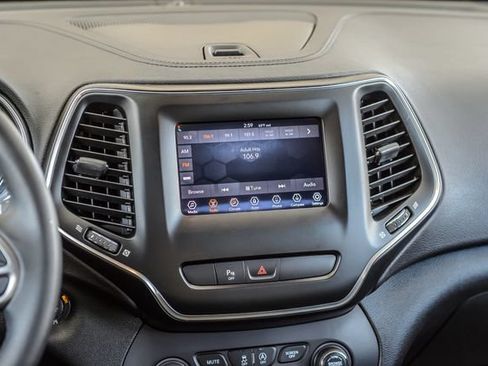 Used 2019 Jeep Cherokee Latitude Plus FWD image 29