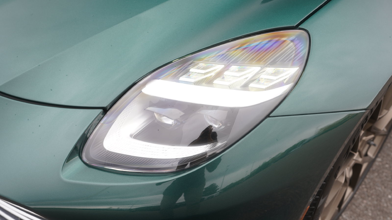 Used 2025 Aston Martin Vanquish RWD image 29