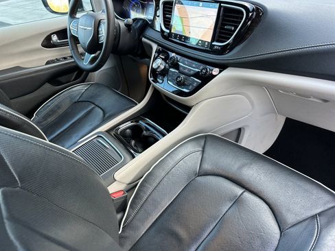Used 2023 Chrysler Pacifica Limited image 16