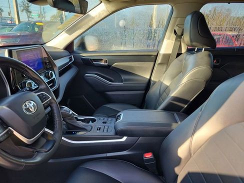 Used 2023 Toyota Highlander L image 15