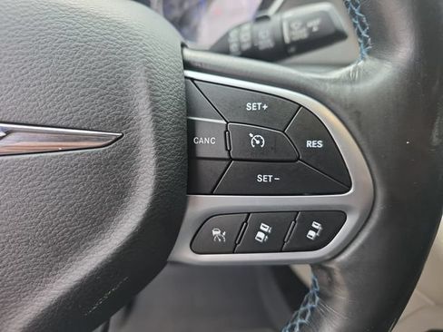 Used 2021 Chrysler Pacifica Touring-L FWD image 20