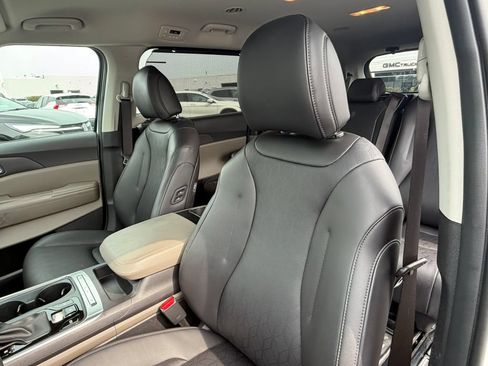 Used 2025 Kia Carnival EX FWD image 28