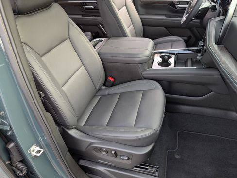 Used 2025 Chevrolet Suburban Z71 w/ Comfort Package image 22