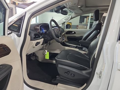 Used 2023 Chrysler Pacifica Limited FWD image 3