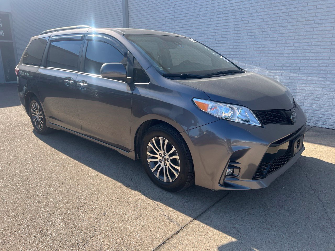Used 2018 Toyota Sienna XLE w/ XLE Navigation Package FWD image 1