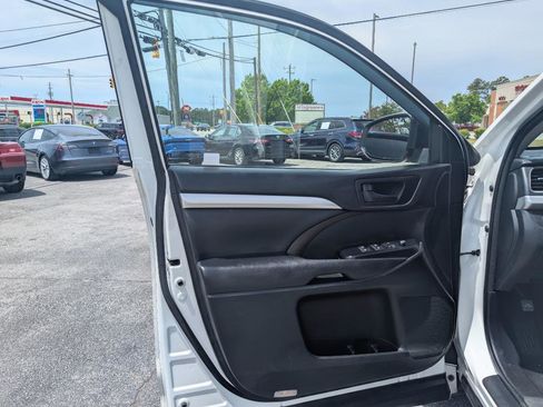 Used 2017 Toyota Highlander Plus FWD image 17