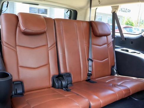 Used 2018 Cadillac Escalade ESV Luxury RWD image 11