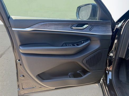 Used 2023 Jeep Grand Cherokee L Limited w/ Black Appearance Package image 23