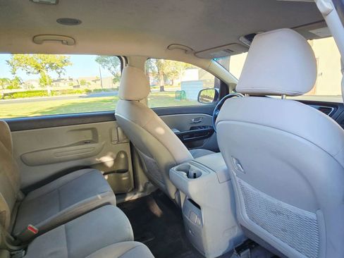 Used 2020 Kia Sedona LX image 32