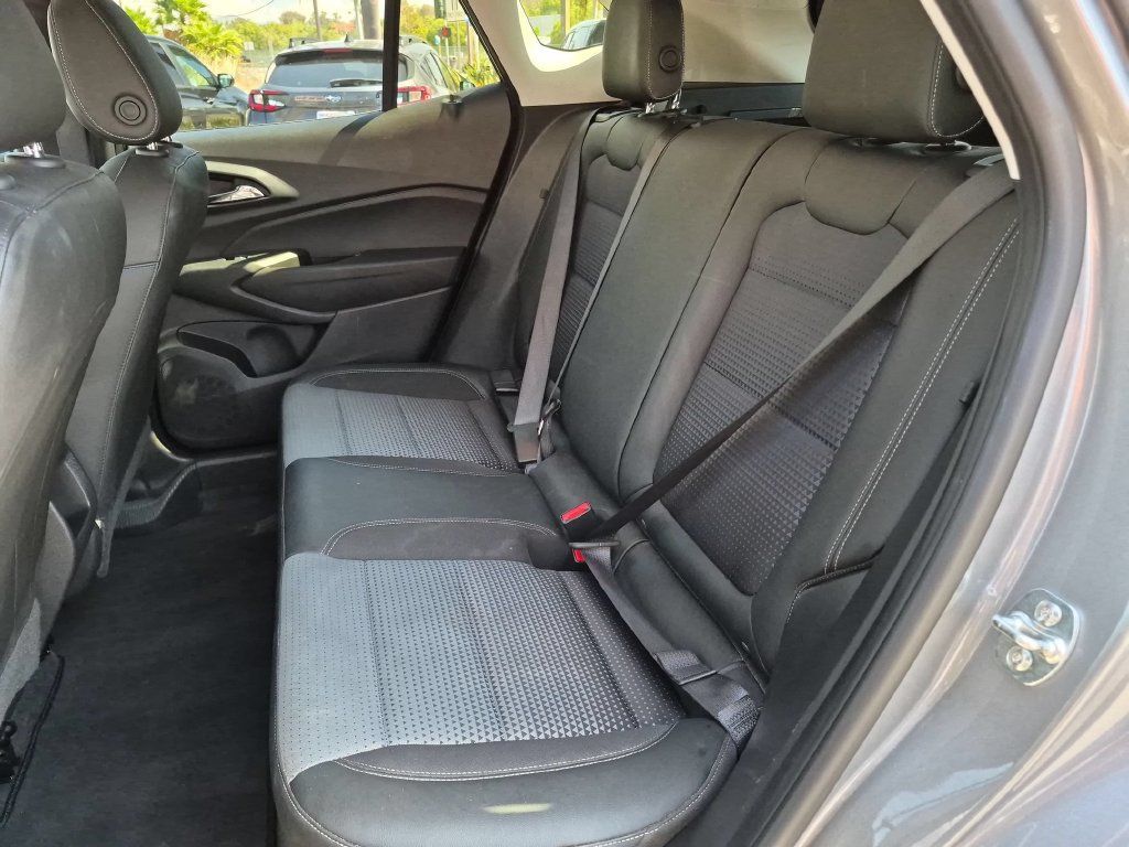 Used 2025 Chevrolet Trax LT w/ LT Convenience Package FWD image 24