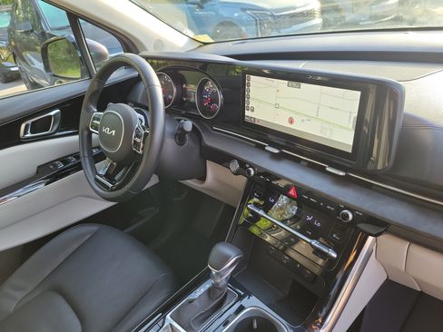 Used 2022 Kia Carnival EX FWD image 7