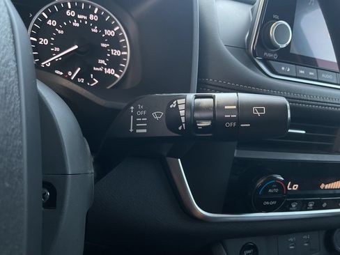 Used 2025 Nissan Rogue SV FWD image 35