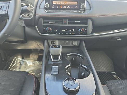 Used 2025 Nissan Rogue SV AWD/4WD image 3