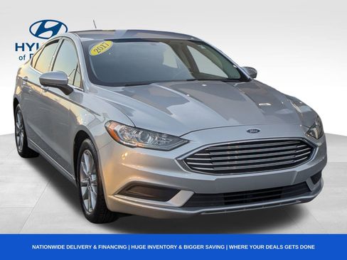 Used 2017 Ford Fusion SE w/ Fusion SE Technology Package image 3
