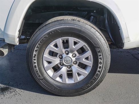 Used 2018 Toyota Tacoma SR5 w/ SR5 Appearance Package (SM) image 8