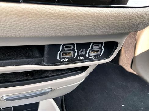 Used 2023 Chrysler Pacifica Touring-L FWD image 29