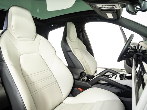 Certified 2025 Porsche Cayenne GTS AWD/4WD image 24