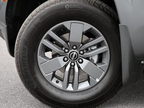 Used 2025 Nissan Frontier SV image 3