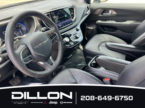 Used 2025 Chrysler Pacifica Select FWD image 10